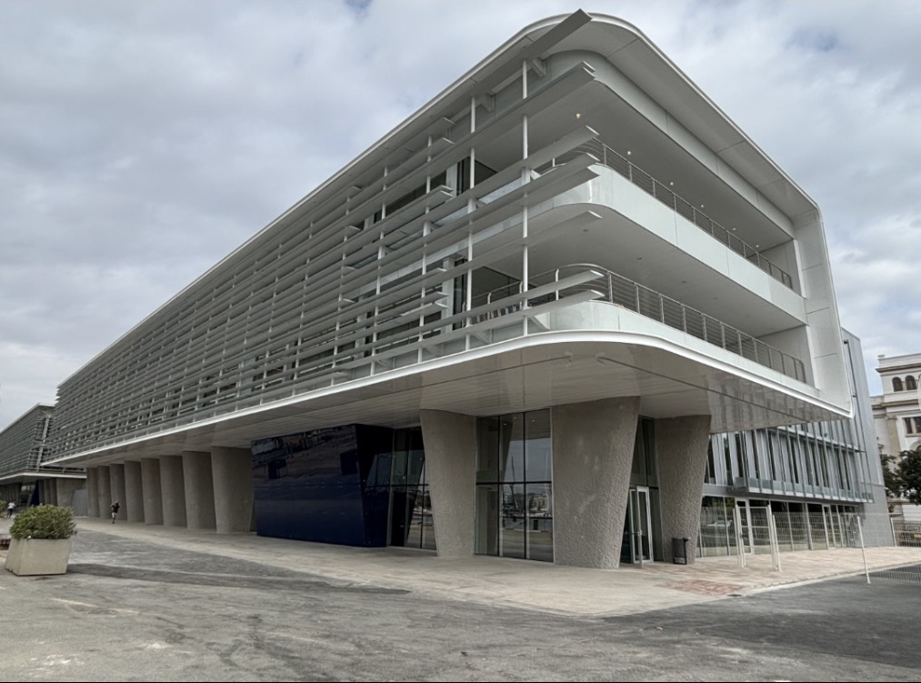 Edificio Alinghi, ampliación de Marina de Empresas en Valencia. Vista de la fachada y sus pilares inclinados.